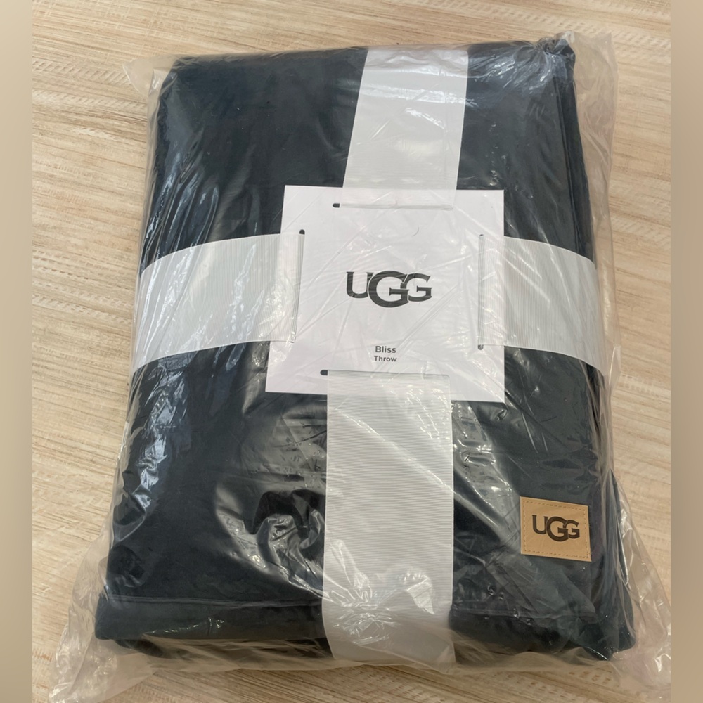 UGG Bliss Throw in Navy Blue